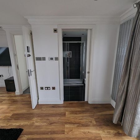 Luxury Hotel Rooms Palmers Green Exterior photo